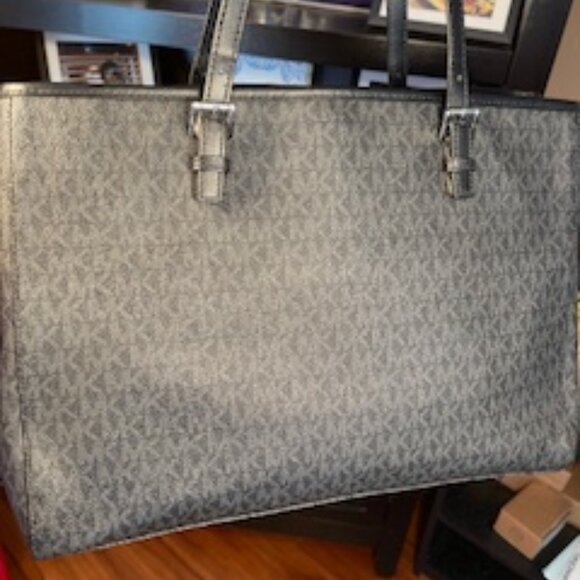 MICHAEL KORS, EUC LEATHER TOTE - Picture 2 of 13